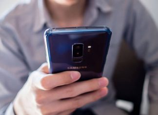 Spion-auf-Telefon-von-Freundin