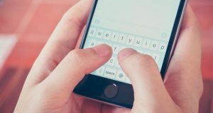 Cómo leer los mensajes de texto de alguien sin su teléfono